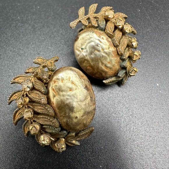 VINTAGE MIRIAM HASKELL GOLD PLATED FAUX PEARLS FLOWER CLIP ON EARRINGS - Picture 2 of 11